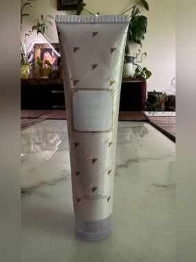 Ariana Grande Ari Pearlescent White Body Lotion with Gold Accents